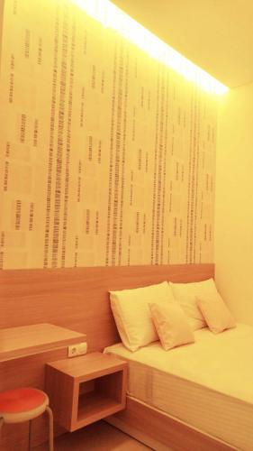 Standard-Double-Bed-2-compres